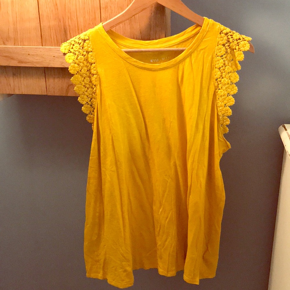 Floral detailing tank top!